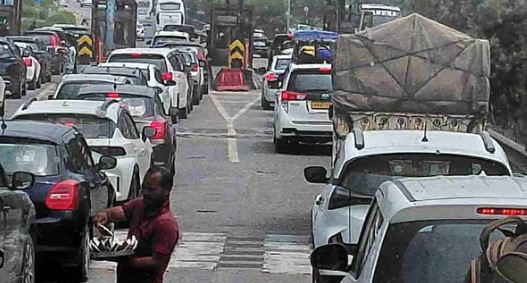 देहरादून- वीकेंड पर उमड़ी भीड़, लच्छीवाला टोल प्लाजा पर लग रहा लंबा जाम, यात्री परेशान