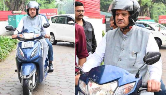 देहरादून- PM के आह्वान पर मंत्री गणेश जोशी ने दिया ईंधन बचत का संदेश, खुद स्कूट चलाकर पहुंचे कैंप कार्यालय