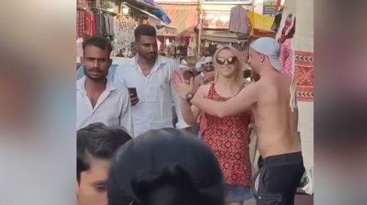 ऋषिकेश- त्रिवेणी घाट के पास बीच सड़क पर अचानक नाचने लगा विदेशी जोड़ा, लोगों ने जताई नाराजगी