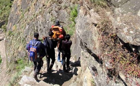 उत्तरकाशी: 11 किलोमीटर का पैदल सफर और डंडी-कंडी पर टिकीं सांसें, दर्द से कराहती रही बीमार महिला