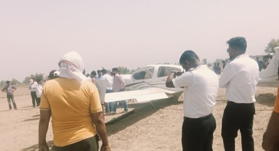 विमान की इमरजेंसी लैंडिंग, तकनीकी खराबी के बाद अलीगढ़ में खेत में उतारा, दोनों पायलट सुरक्षित