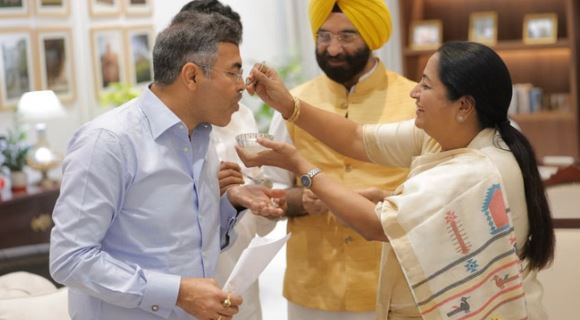 दिल्ली में बंगाल जीत का जश्न- मुख्यमंत्री रेखा ने की झालमुरी-रसगुल्ला पार्टी, बोलीं- हर राज्य भगवा रंग में रंग रहा