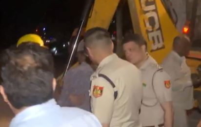 दिल्ली: साकेत में बहुमंजिला इमारत गिरी- 6 मंजिला इमारत ढही, 15 निकाले गए, एक की मौत, 80 से ज्यादा के दबे होने की आशंका