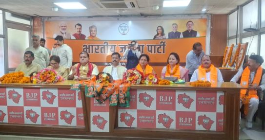 देहरादून- कांग्रेस को झटका, प्रदेश अध्यक्ष महेंद्र भट्ट की मौजूदगी कई नेताओं ने थामा BJP का दामन