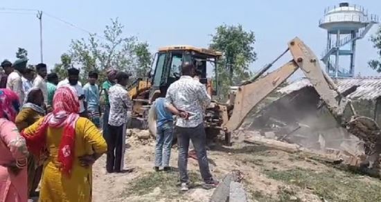 नैनीताल- श्मशान घाट की भूमि पर बना अवैध पोल्ट्री फार्म ध्वस्त, कब्जा धारक को विभाग ने भेजे थे दो नोटिस