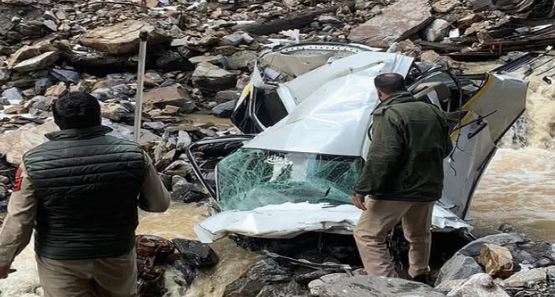 मुगल रोड पर 250 मीटर नीचे नाले में गिरी कार, इलाज कराने जा रहे दादा-पोता समेत 3 की मौत