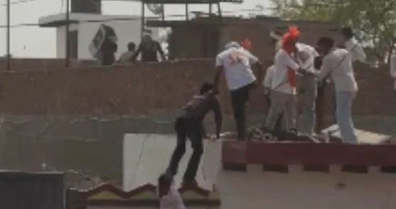 हापुड़ में बवाल:- 20 मिनट तक घरों और दुकानों में तोड़फोड़, छतों से किया पथराव, हुआ लाठीचार्ज