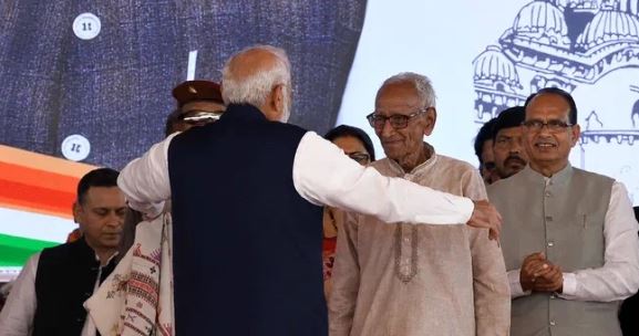 प्रधानमंत्री ने 98 वर्षीय कार्यकर्ता को गले लगाकर पैर छुए,भाजपा के वरिष्ठतम कार्यकर्ताओं में से एक है  माखनलाल सरकार  
