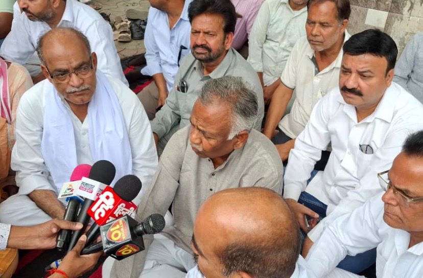 Shahjahanpur: Congress stages protest at Collectorate