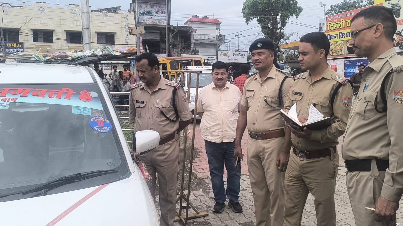 लालकुआं-  रेलवे स्टेशन पर पार्किंग में खड़ी टैक्सी में मिला चालक का शव