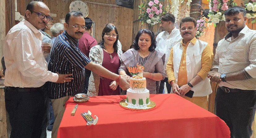 Grand Celebration in Shahjahanpur on Minister Suresh Kumar Khanna’s Birthday