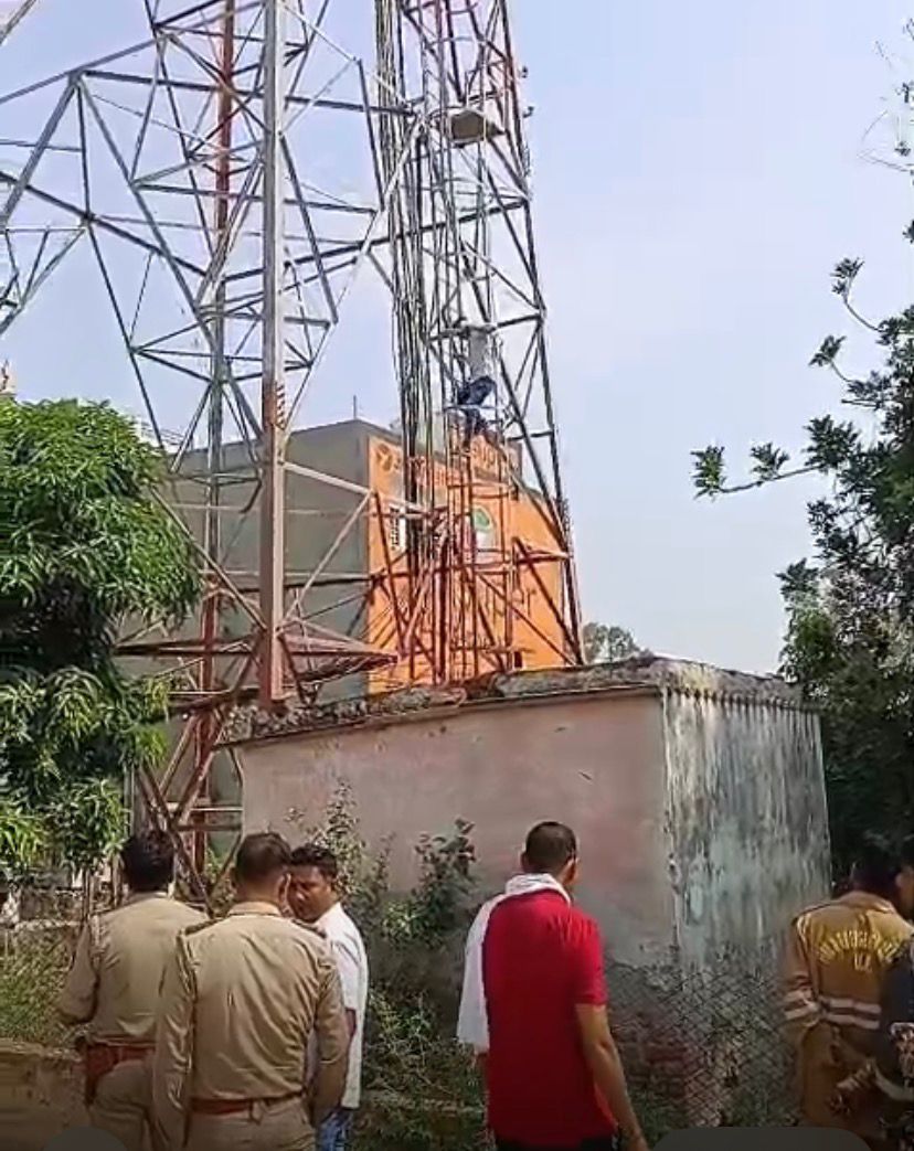 ShahjahanpurMan climbs tower to demand Marriage, sent to jail