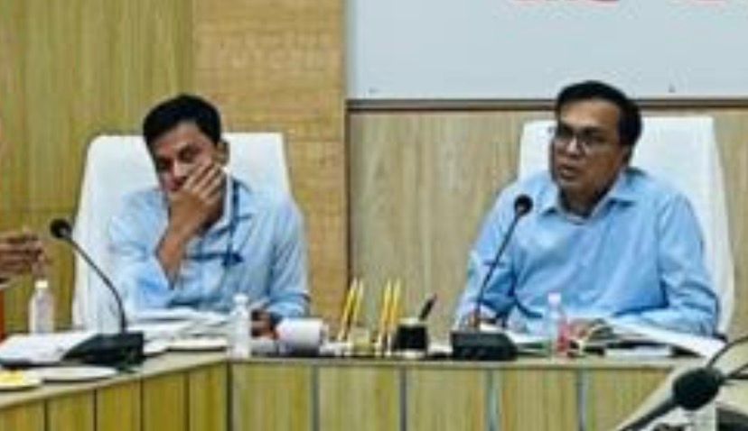 Shahjahanpur: DM Reviews City Development, Traffic and Infrastructure Plans in Key Meeting