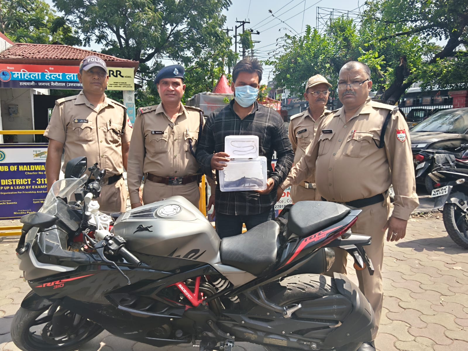 हल्द्वानी- महिला की चेन झपटने वाला बरेली निवासी आकाश हिस्ट्रीशीटर गिरफ्तार, तमंचा और कारतूस भी बरामद