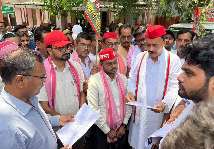SP stages protest in Shahjahanpur, seeks action against objectionable posters targeting Akhilesh Yadav