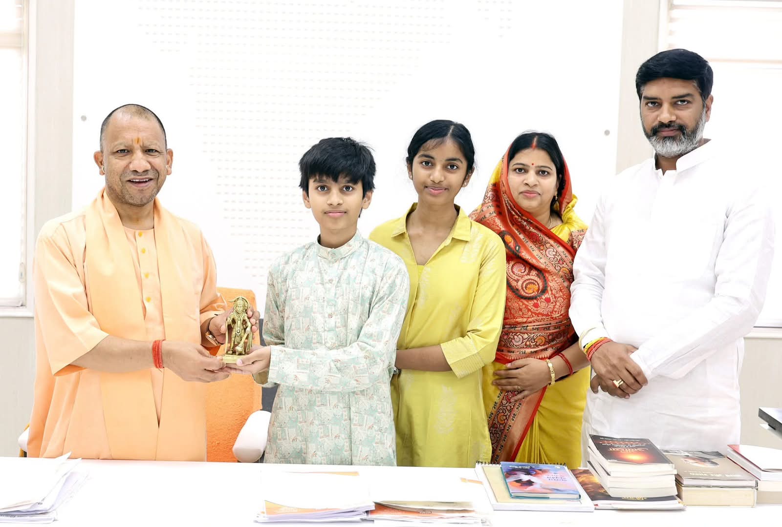 सरायराशी सनेथू संपर्क मार्ग पर रेलवे द्वारा बंद मार्ग का मामला जिला पंचायत अध्यक्ष लेकर पहुची मुख्यमंत्री दरबार