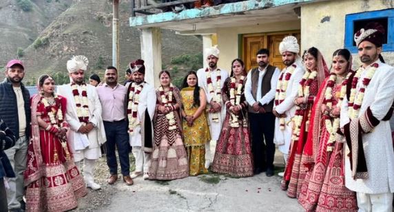 चकराता- Wedding: एक ही मंडप में पांच भाइयों की शादी, बरात लेकर दूल्हों के घर पहुंचीं दुल्हनें
