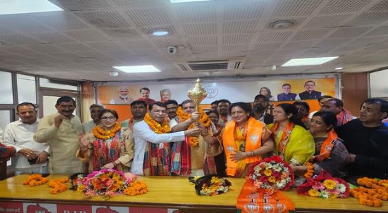 उधमसिंह नगर- कांग्रेस को झटका, पूर्व पालिकाध्यक्ष मीना शर्मा ने प्रदेश अध्यक्ष की मौजूदगी में थामा बीजेपी का दामन