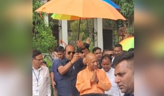 यमकेश्वर- अपने गांव में योगी का पहाड़ी अंदाज: गढ़वाली भाषा में दिया ग्रामीणों को निमंत्रण, बोले- ‘सब भात खैकन जरूर जाईं’