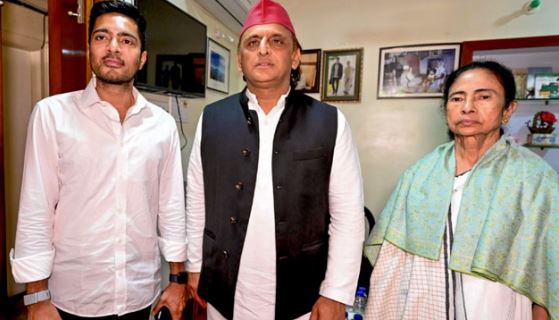 अखिलेश ने ममता से की मुलाकात,शॉल पहनाते हुए बोले- आप हारीं नहीं, अच्छा लड़ीं