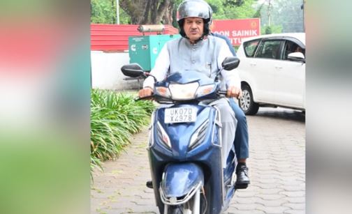 देहरादून: मंत्री ने तेल बचाने को स्कूटी चलाई, अब जुर्माने की नौबत आई, इस वजह से सोशल मीडिया पर हुए ट्रोल