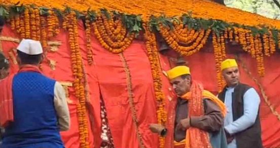 चमोली- लाटू देवता मंदिर के कपाट विधि विधान से छह महीने के लिए खुले, पुजारी ने आंख पर पट्टी बांधकर की पूजा