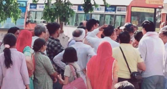 रुड़की: राजस्थान के श्रद्धालुओं का रुड़की रोडवेज बस अड्डे पर हंगामा, एआरटीओ के वाहन सीज करने पर भड़के