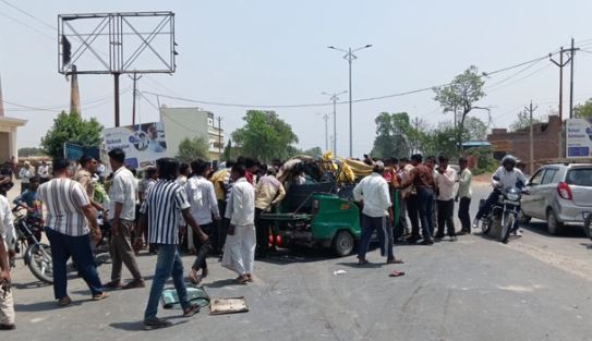 शाहजहांपुर- भीषण हादसा: कंटेनर की टक्कर से ऑटो सवार दंपती समेत 3 की मौत, तीन लोग घायल