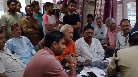 ऋषिकेश- दलाल के खिलाफ कार्रवाई न होने पर भड़के ट्रांसपोर्टर, पुलिस पर लगाया बचाने का आरोप