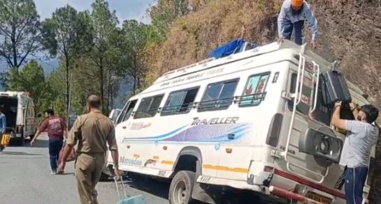 टिहरी- गंगोत्री जा रहे यात्रियों से भरे टेंपो ट्रैवलर के हुए ब्रेक फेल, पहाड़ी से टकराया
