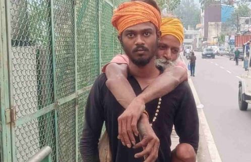 ऋषिकेश- अनोखी मिसाल: दिव्यांग गुरु को पीठ पर उठाकर केदारनाथ धाम की कठिन यात्रा पर निकला मध्यप्रदेश का युवा
