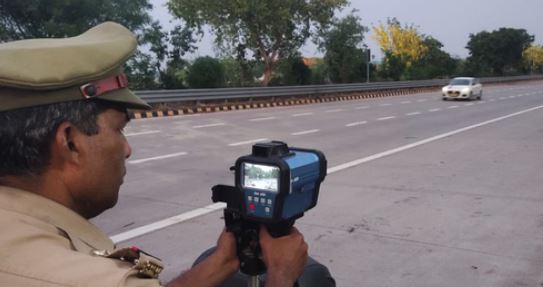 यमुना एक्सप्रेस-वे- खौफनाक रफ्तार: कार की इतनी रफ्तार की पलक झपकते ही हो गई गायब, स्पीडोमीटर न भी खींच सका तस्वीर