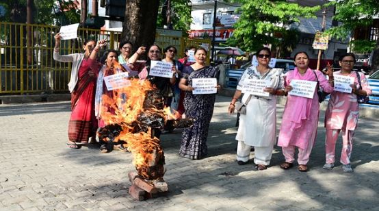 हल्द्वानी: महिला कांग्रेसियों ने फूंका सरकार का पुतला, चंपावत में हुई घटना का किया विरोध