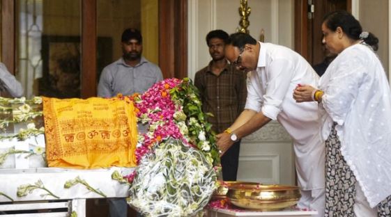 अब से कुछ देर बाद होगा प्रतीक यादव का अंतिम संस्कार,यात्रा के लिए फूलों से सजाया गया वाहन