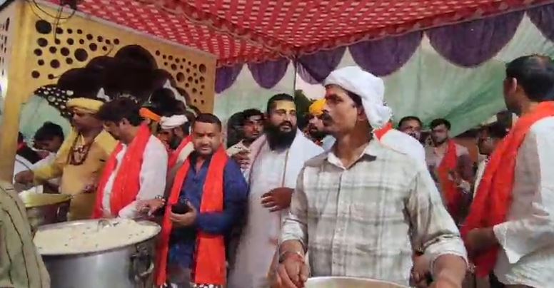 अयोध्या धाम के रामपथ स्थित श्रृंगार हाट चौराहे पर सिद्ध पीठ हनुमानगढ़ी के पुजारी महंत बाबा रमेन्द्र दास उर्फ रिंकू बाबा द्वारा भव्य भंडारे का आयोजन।