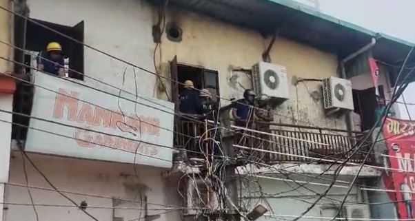देहरादून- पलटन बाजार में कपड़े की दुकान में लगी आग, मची अफरातफरी, दमकल की 6 गाड़ियों ने पाया काबू
