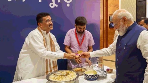प्रधानमंत्री Modi Jhalmuri- ‘ये वाला खिलाओ…’, बंगाल के CM शुभेंदु ने PM मोदी को खिलाई झालमुड़ी