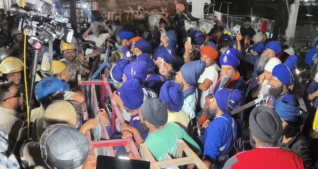 देहरादून- कर्णप्रयाग-नगरासू विवाद: बढ़ा तनाव; पंजाब से निहंगों का दून कूच, बॉर्डर पर बैरियर तोड़े, डंपरों के शीशे तोड़े