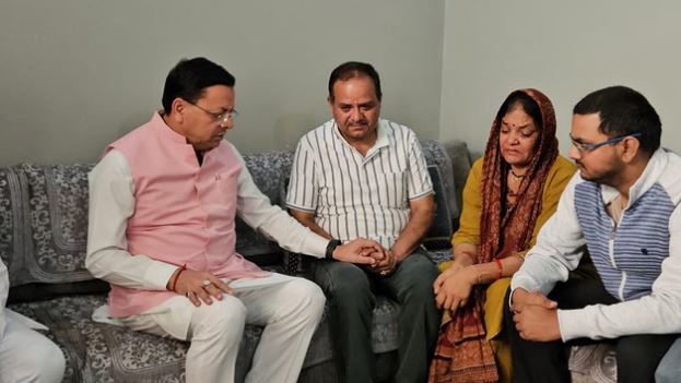 अल्मोड़ा- पूरा उत्तराखंड आपके साथ…शहीद बीरेश्वर गोस्वामी के घर पहुंचे CM धामी, नाम पर बनेगा भव्य गेट