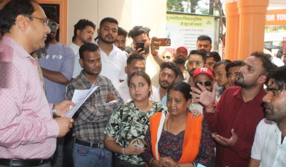 देहरादून- नर्सिंग होम में जच्चा-बच्चा की मौत-: गुस्साए तीमारदारों ने CMO ऑफिस घेरा, उच्च स्तरीय कमेटी करेगी जांच