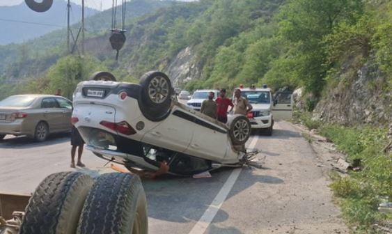 श्रीनगर गढ़वाल- Accident: जियालगढ़ के पास हादसा, अनियंत्रित होकर सड़क पर पलटी कार, महिला घायल