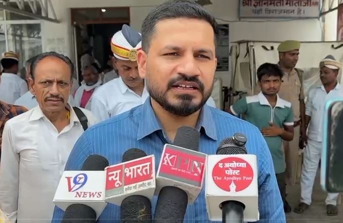 अयोध्या- CM के दौरे को लेकर जिलाधिकारी शशांक त्रिपाठी और एसएसपी डॉ. गौरव ग्रोवर ने अधिकारियों के साथ जैन मंदिर पर कार्यक्रम स्थलों का किया गया निरीक्षण