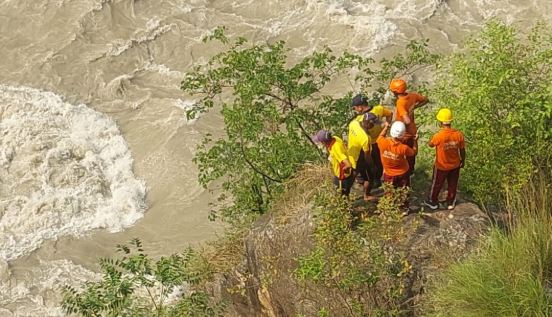कर्णप्रयाग: बदरीनाथ हाईवे के पास हादसा, वाहन अलकनंदा नदी में समाया, राहत-बचाव अभियान जारी