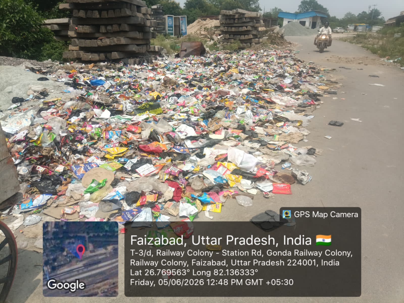 अयोध्या कैंट रेलवे स्टेशन के पास गंदगी का अंबार, कॉलोनीवासियों का जीना दूभर