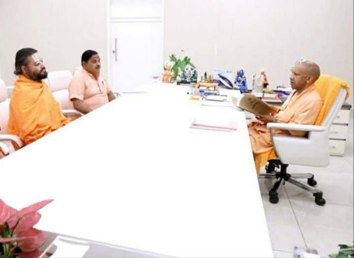 अयोध्या- मुख्यमंत्री योगी आदित्यनाथ से मिले महंत मनमोहन दास, अयोध्या के धार्मिक और सांस्कृतिक विकास पर हुई विस्तृत चर्चा