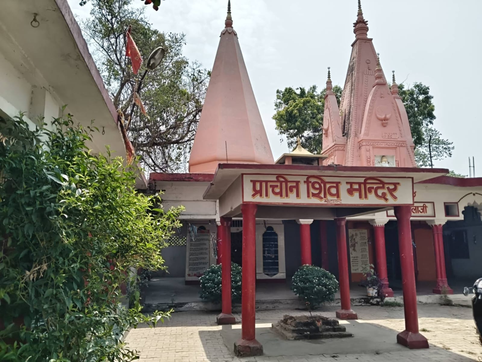 मोटाहल्दू- शिव मंदिर से घंटा व रहागीर का मोबाईल पर्स हुआ चोरी।।