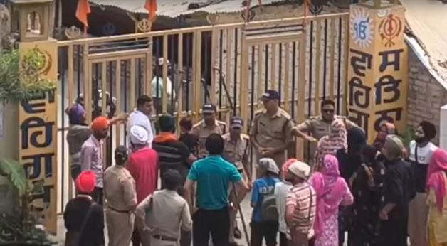 रुद्रप्रयाग- नगरासू गुरुद्वारा विवाद: एक दिन बाद सेवादार को छोड़ा, एक निहंग नीचे उतरा, 5 अभी भी अंदर मौजूद