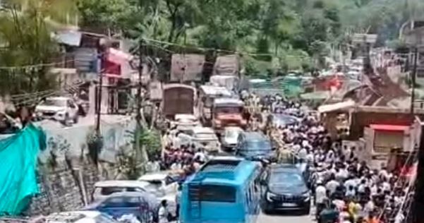 घंटों जाम में फंसे सैलानी…कैंची धाम से भवाली तक रेंगती रही गाड़ियां, पुलिस की व्यवस्था ध्वस्त