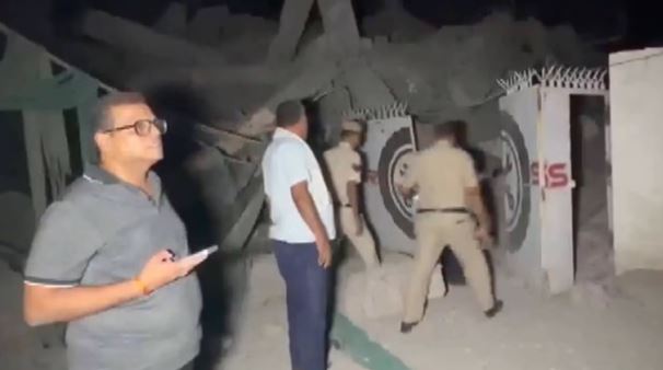 दिल्ली: साकेत हादसे में छह की मौत, 2 इंजीनियर निलंबित, मजिस्ट्रेटी जांच के आदेश और गैर इरादतन हत्या का केस