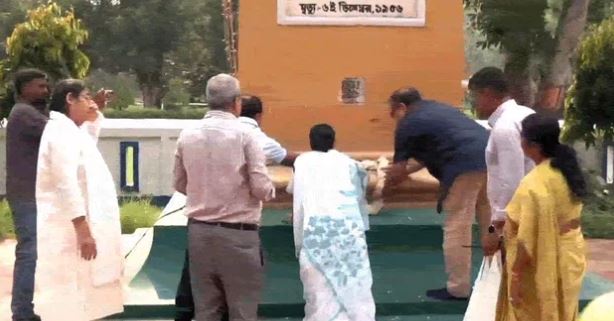 शुभेंदु सरकार के खिलाफ ममता का धरना: बोलीं- BJP ने 177 सीटों पर की धांधली, कार्यकर्ताओं को रोक रही पुलिस
